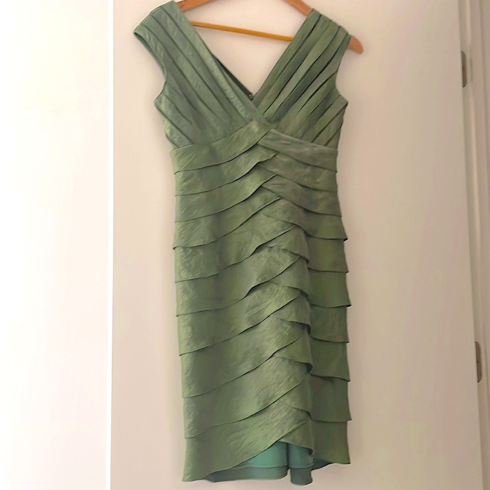 GORGEOUS ADRIANNA PAPELL DRESS  SZ 6P